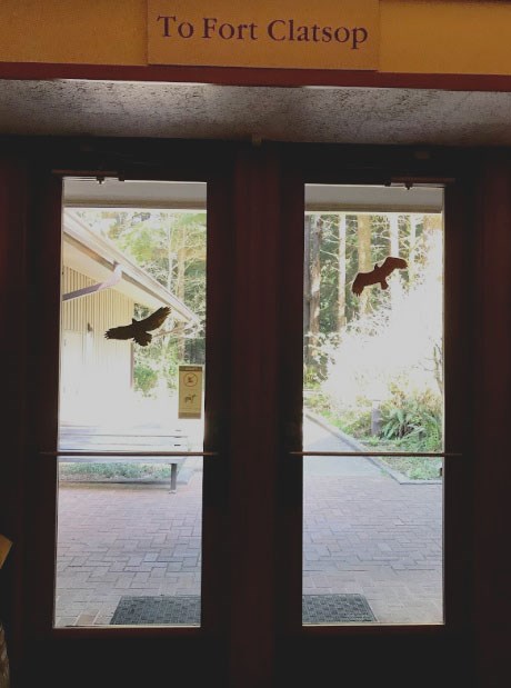 Dos puertas para ir afuera con un signal arriba "al fuerte"