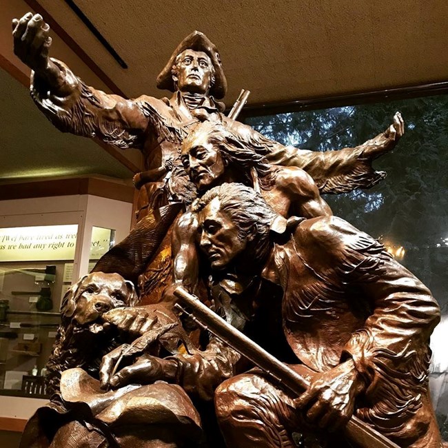 Una estatua de bronce con lewis, su perro, Clark y un cacique de la zona.