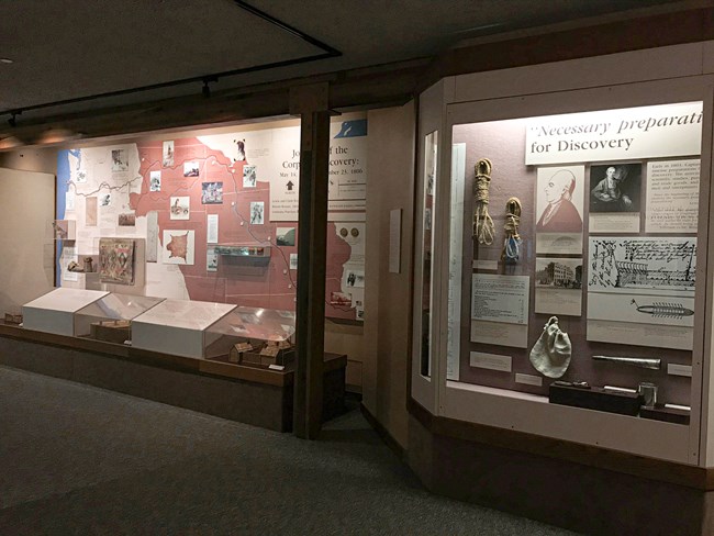 Una exhibición de los artículos de viaje y cómo preparaban los capitanes y una mapa grande de la ruta con información sobre las tribus que encontraban.