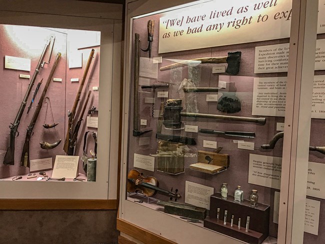 Réplicas de los herramientas y armas usados por los exploradores.