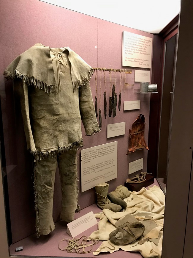 Una exhibición de cosas hechas de alces incluyendo ropa, carne ahumada, agujas y mas.