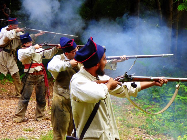 Guardaparques haciendo un demonstracion de armas