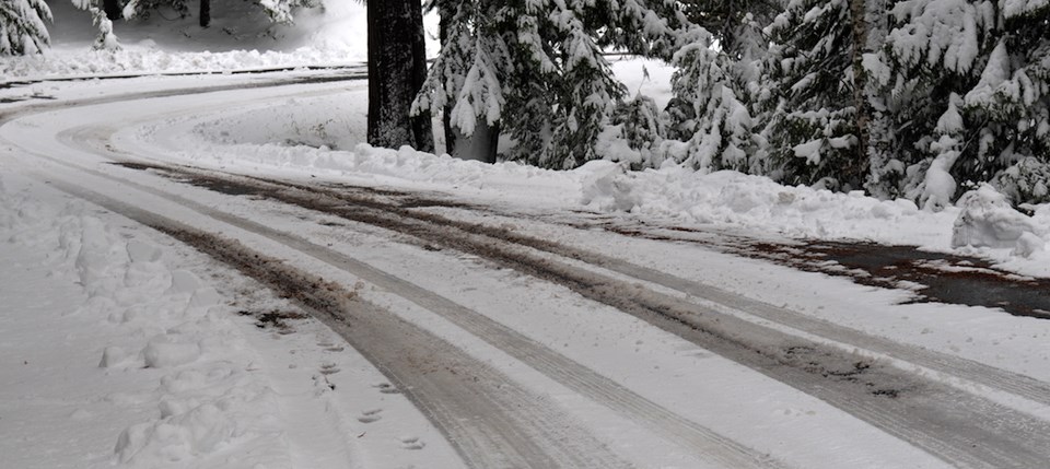 Una curva en una carretera nevada.