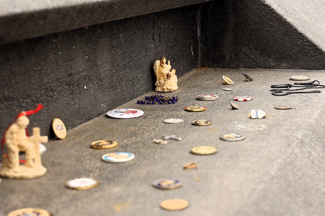 Tribute items in the niche