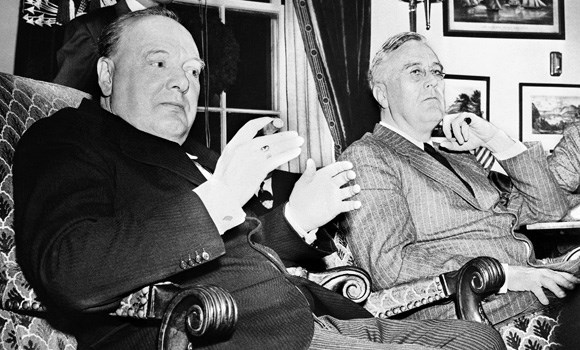 Winston Churchill et Franklin Roosevelt sont assis dans la Maison Blanche en 1941.