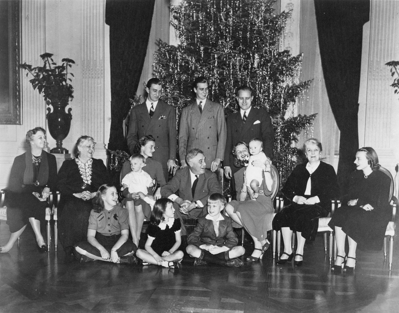 Roosevelt et famille devant l'arbre de Noël de Sainte-Croix en 1941.