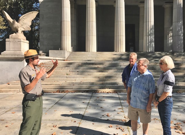 A park ranger giving a talk in front of the Mausoleum