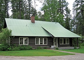 Cabin like building with green roof