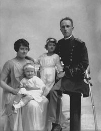 Major Dana Crissy, his wife Bee and their two daughters, Yvonne and Charmy, circa 1916