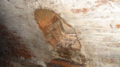 The air-shaft entrance from inside the chamber.  The brick walls are coated with white plaster or paint.