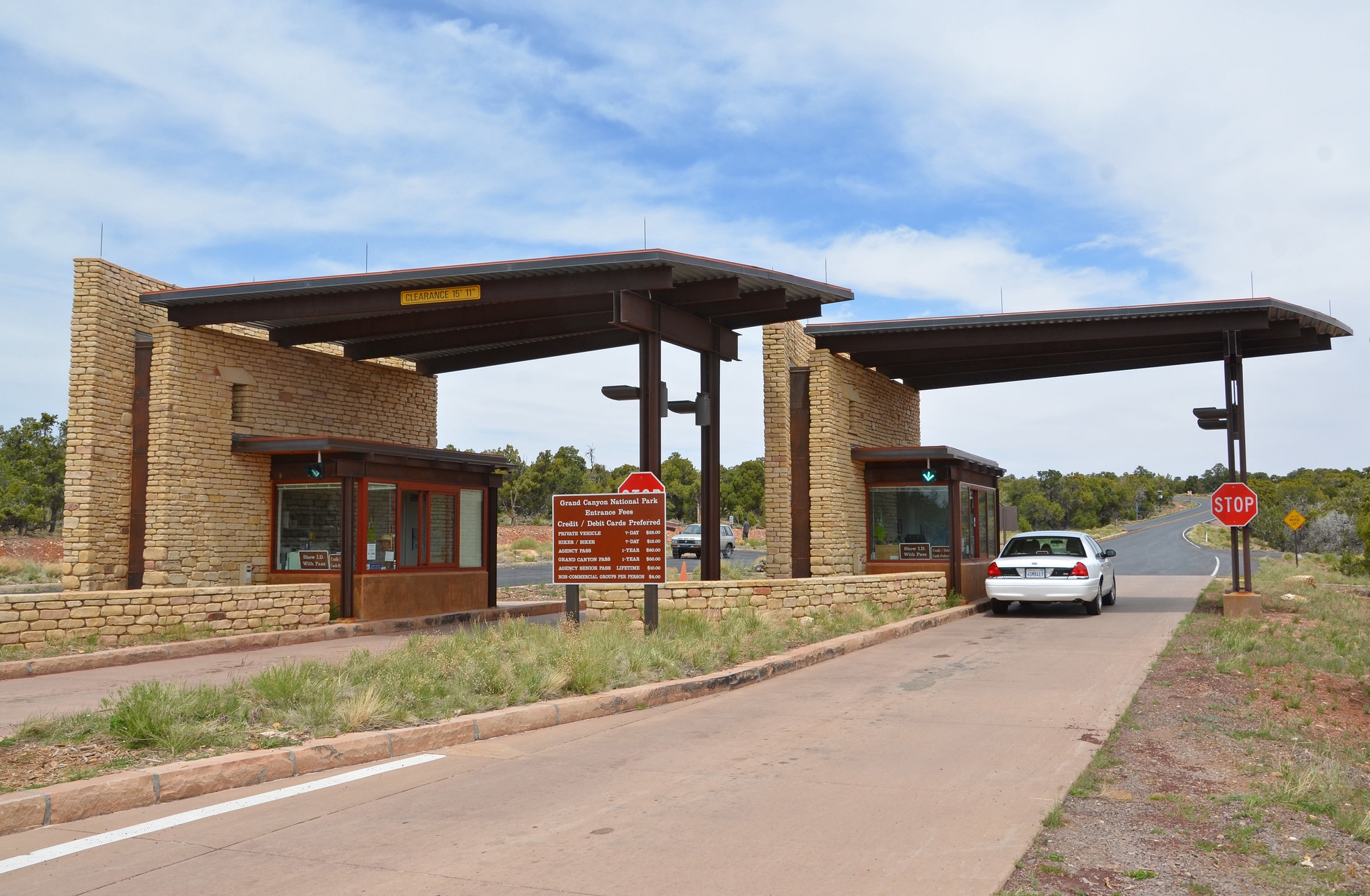 A car pulls up to the East Entrance gate at Grand Canyon National Park.