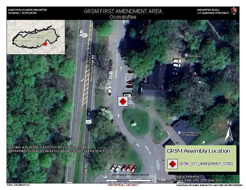 Oconaluftee 1st Amendment Area map. Red diamond in white square in lawn area directly in front (southwest) of admin building, bordered by sidewalks and parking exit. Trees line pavement. Cars seen on map. Inset park map in corner. Scale: 100 ft