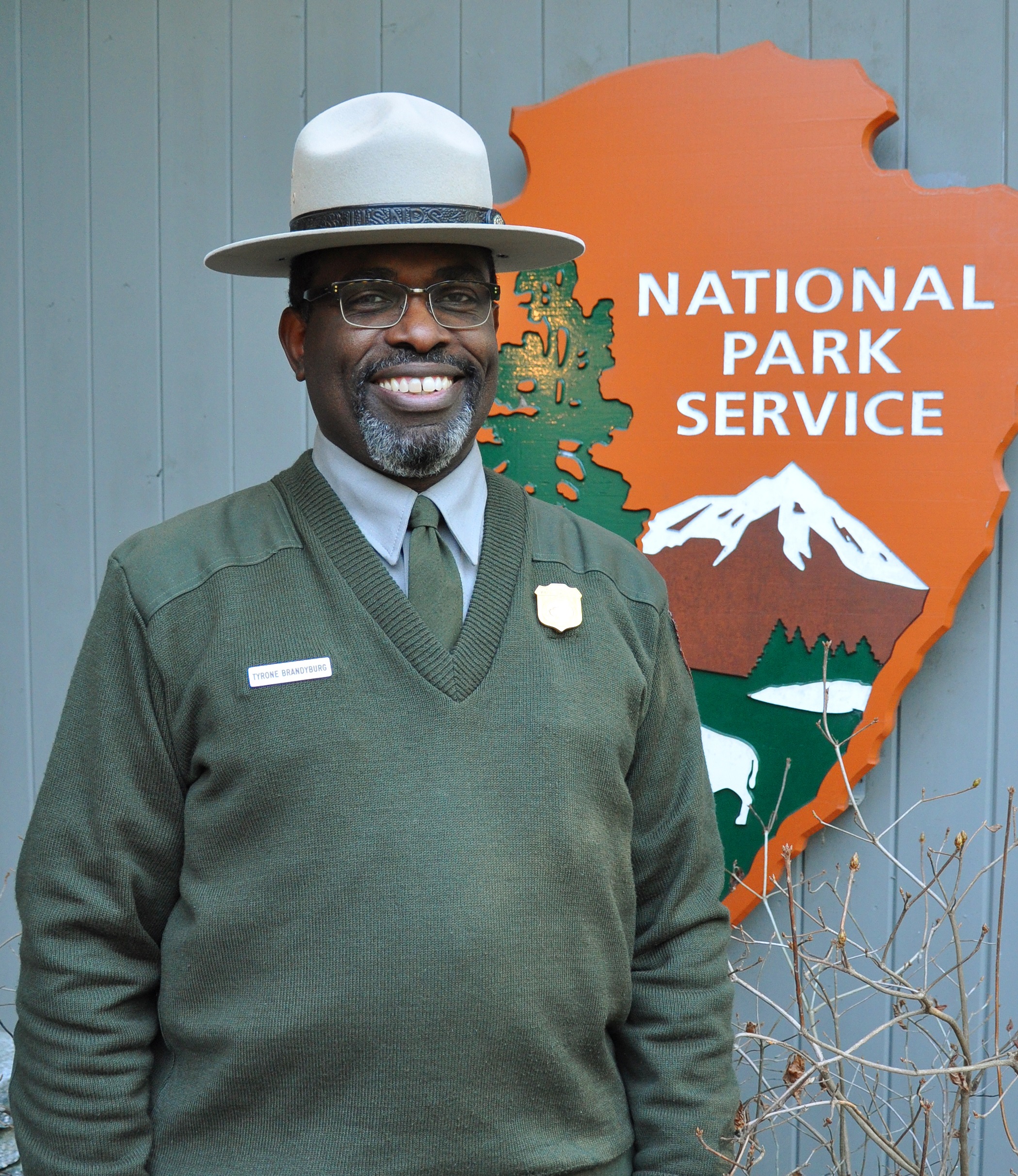 photo of Brandyburg next to NPS arrowhead