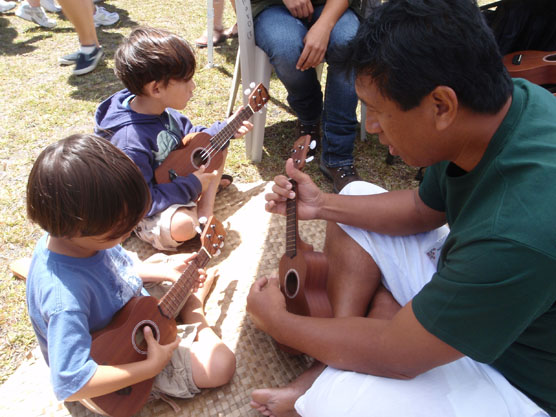 Kenneth Makuakane demonstrates ukulele basics
