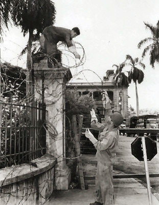 Soldiers putting up barbed wire at Iolani Palace