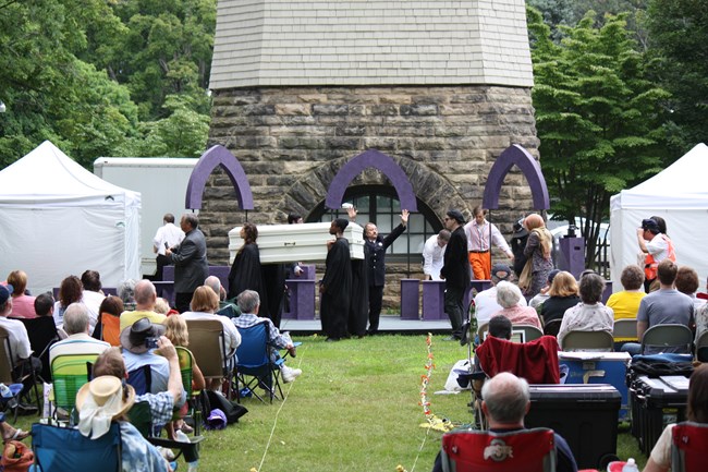 Actors portaying characters in a Shakespeare play at the Garfiedl site