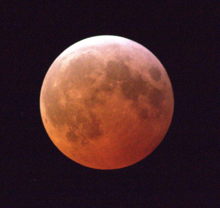 Image of the Moon looking orange (totally eclipsed - 