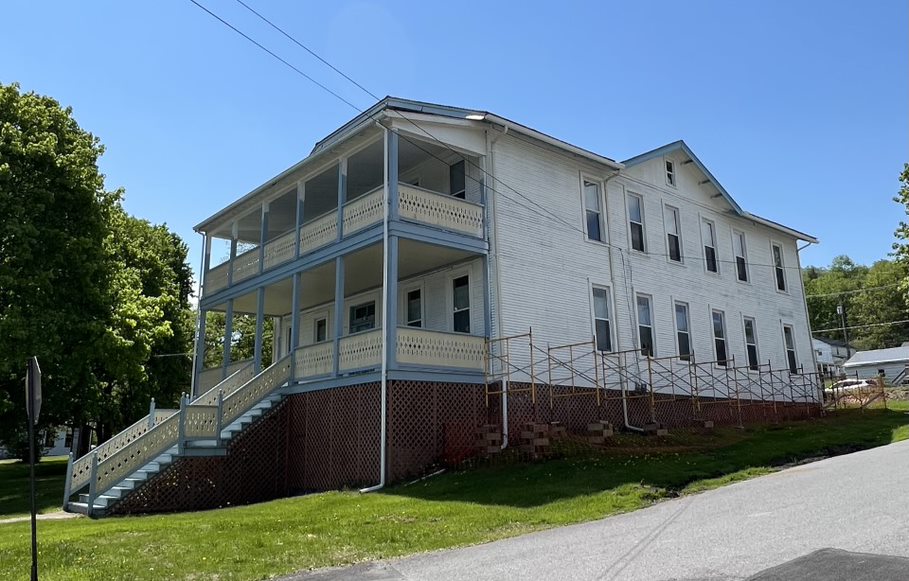 A yellow cottage built in the 1880s.