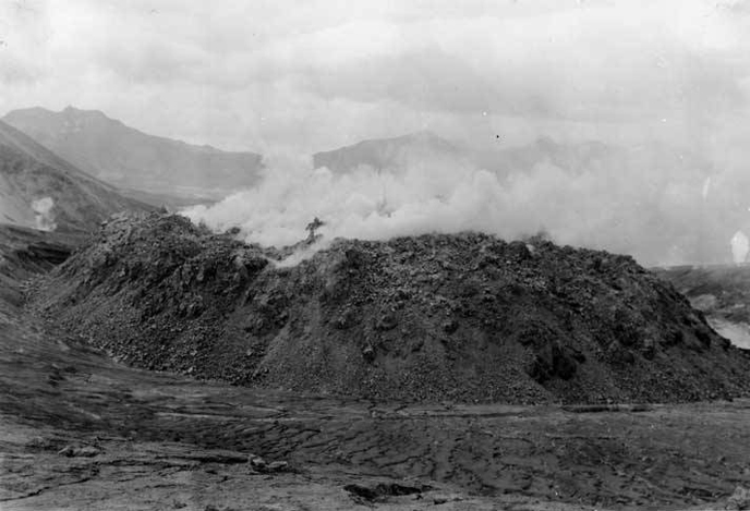 Lava_plug_of_Novarupta_taken_from_the_crater_rim_above_it