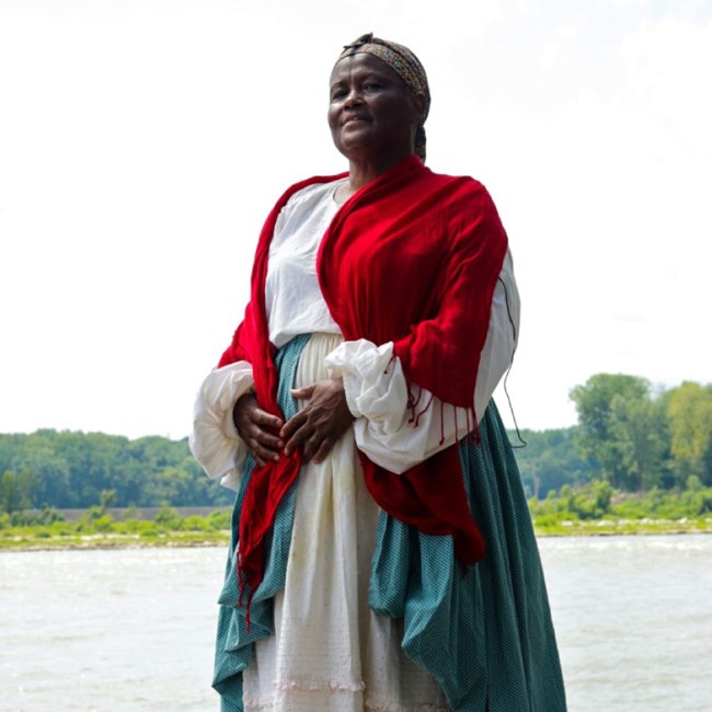 Woman in 1800s historical reenactment clothing depicts the mother of York, the only enslaved member of the Lewis and Clark Expedition