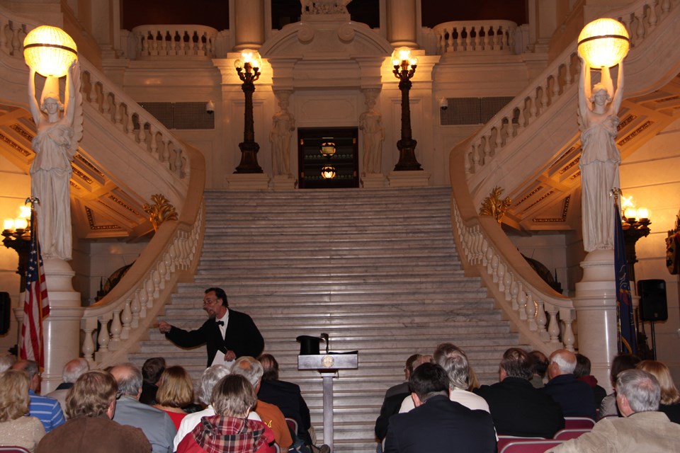 Journey-Home-Lincoln-speaking-to-group-at-Pennsylvania-State-House-in-Harrisburg