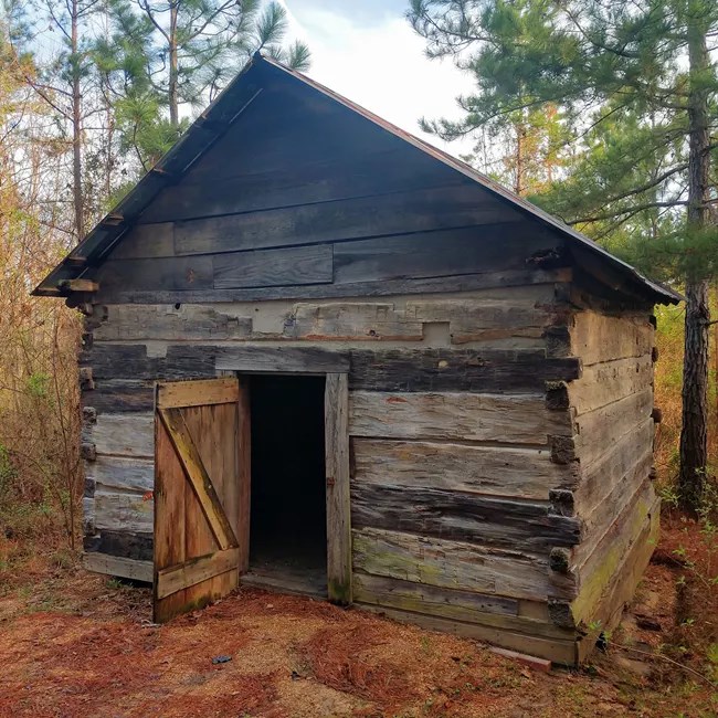 A log cabin from 1832 along the Path to Learning trail.
