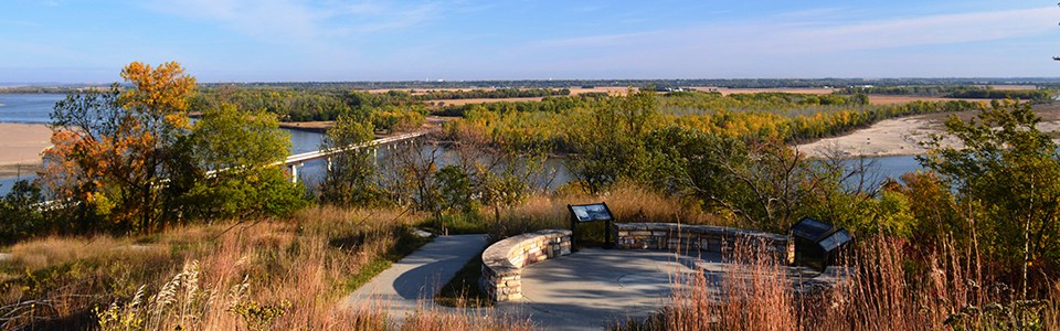 Image of Mulberry Bend Overlook with its interpretive wayside panels and the Missouri River in the background.