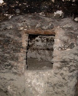 Entrance to alcove in room six