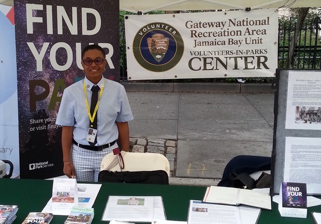 Centennial Volunteer Ambassador Kahmia Moise welcomes attendees of a local festival to Find Your Park.