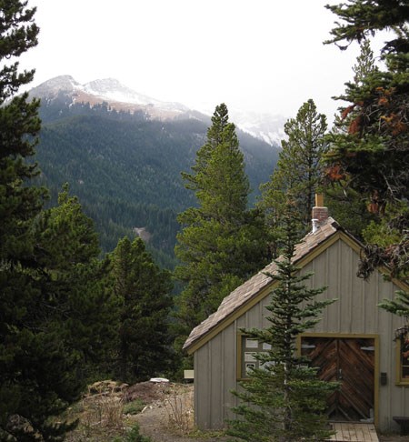Ranger Station at Deer Park among trees and mountains.