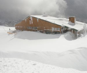 Snow storm covers most of Hurricane Ridge Visitor Center.