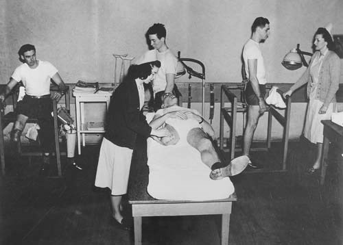 Nurses and patients at Letterman Hospital during World War II