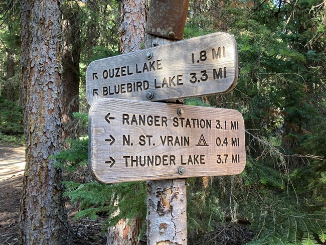 Trail Junction Signs_Thunder Lake and Ouzel Lake