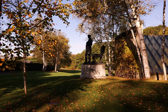 sculpture of Lincoln