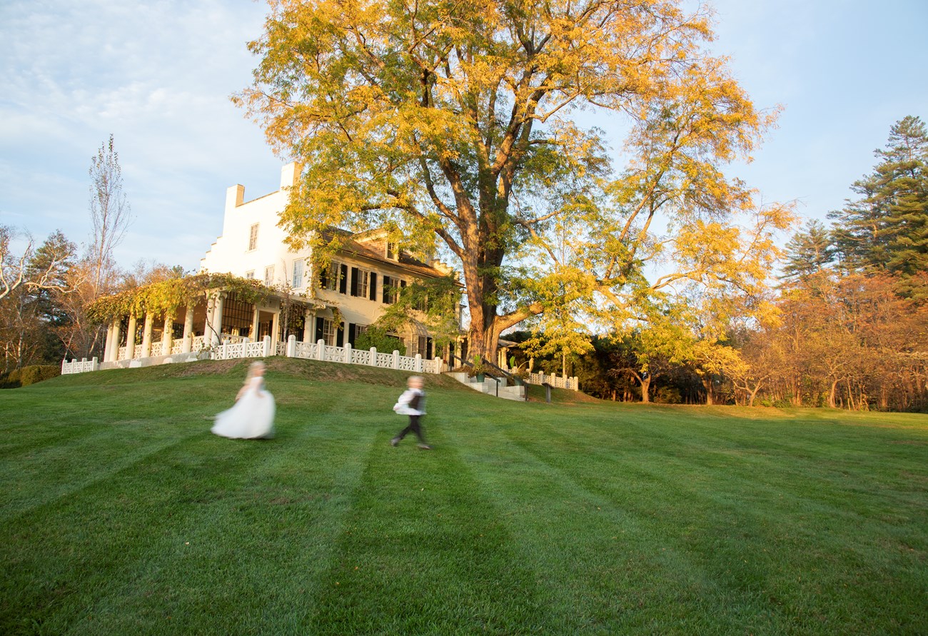 children at wedding on Aspet lawn
