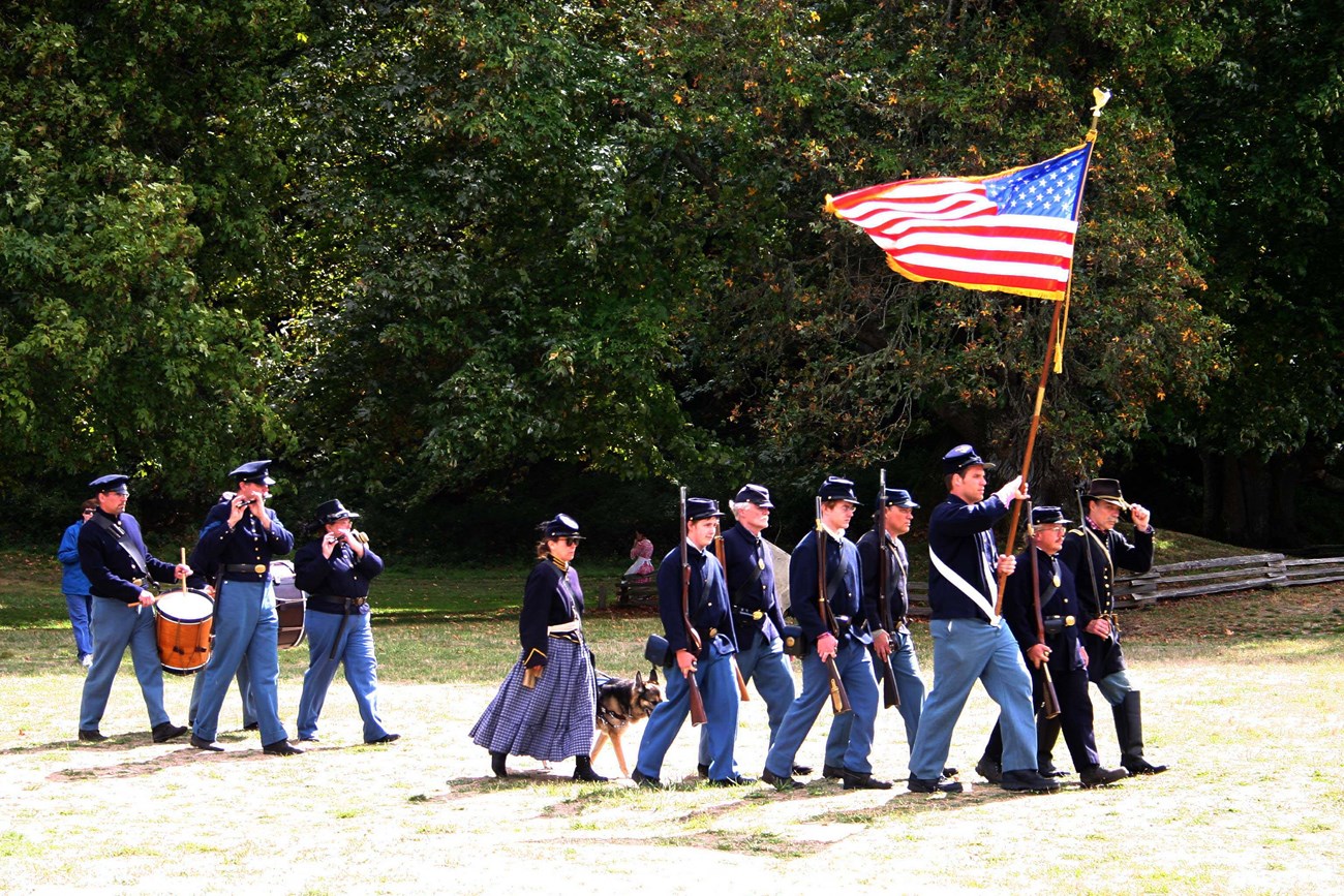 a large group of people in us military uniform in marching order