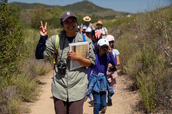 EducationTechnician_4thgradestudents_OutdoorEducation