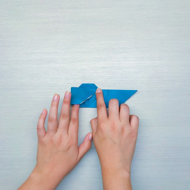 Two index fingers folding he left wing to the right using the same points.