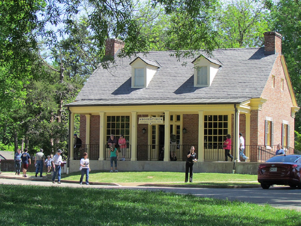 Yellow and brick building at Shiloh Battlefield