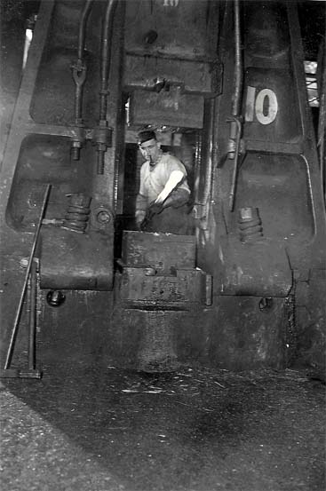 Bringing the hot metal to the forge