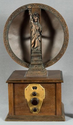 A Mohawk one-dial radio with a Statue of Liberty speaker frame, circa 1920s.