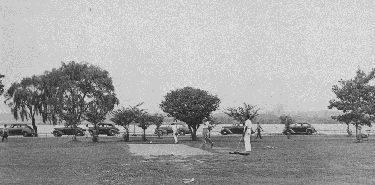 African American golfers protest segregation at East Potomac Park in 1941.