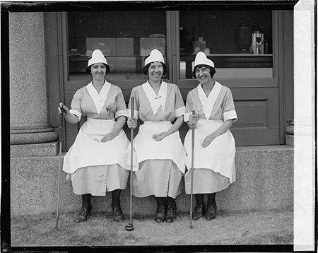 Three women with golf clubs at East Potomac Park, 1923 - Library of Congress