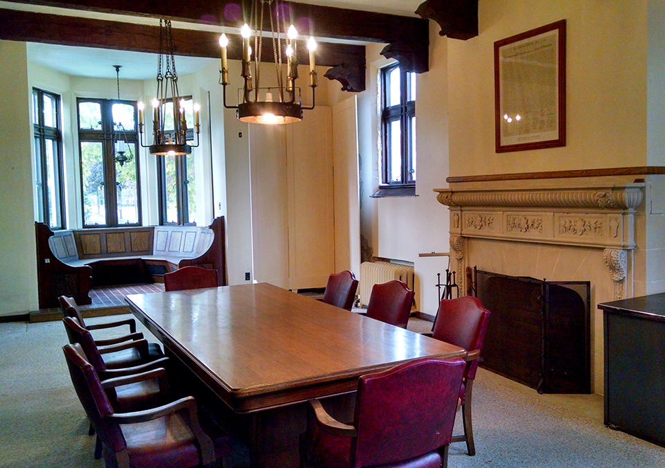 Table and chairs in the library wing of the Scheide House