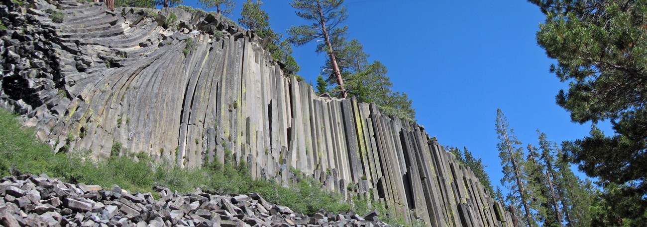 photo of a cliff of columnar basalt