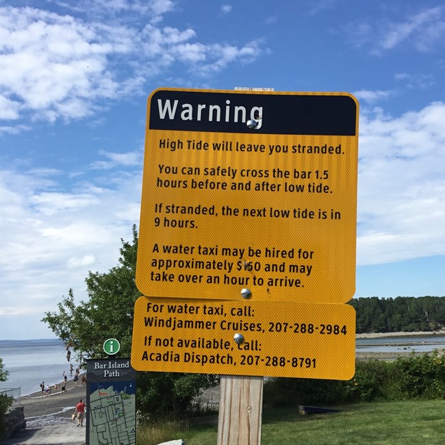 Yellow warning sign about tide changes