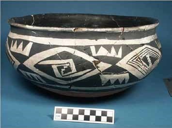 Dinwiddie Polychrome bowl with black and white exterior.