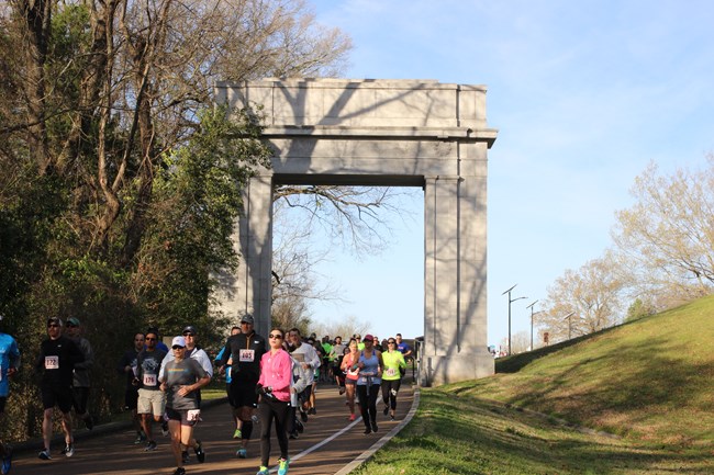 runners through the arch