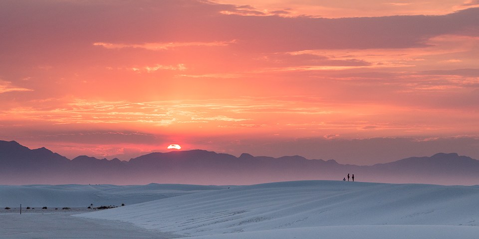 Luci e ombre sulle dune al tramonto